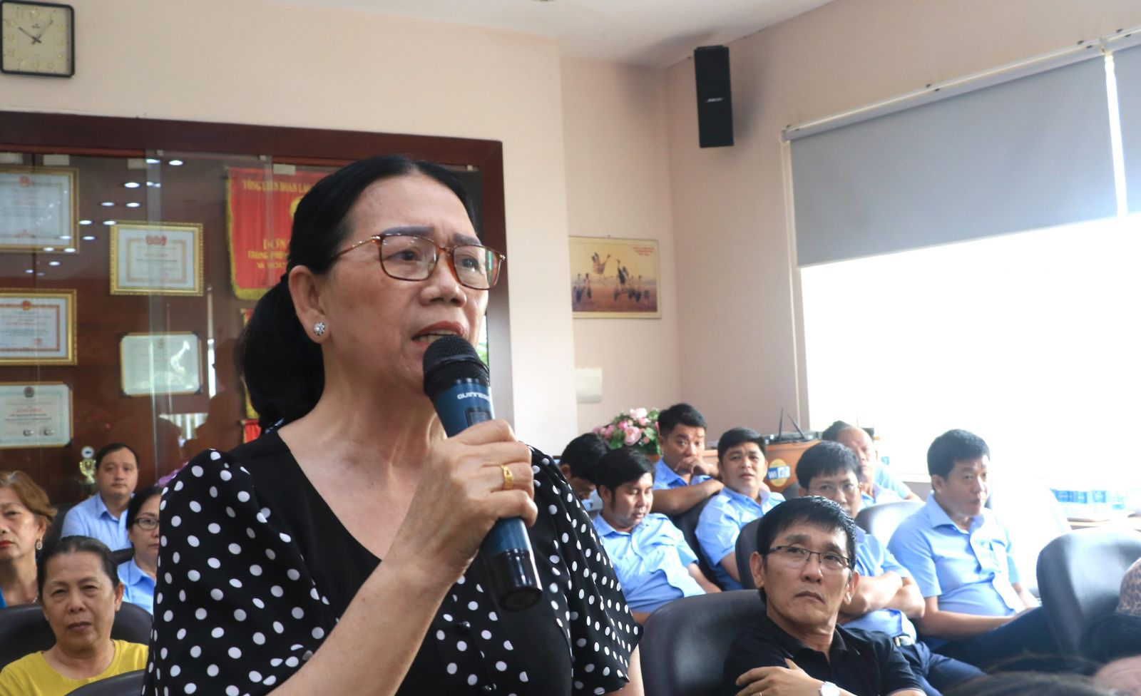 Bà Phạm Thị Nga, Ban Đại diện Nhà lồng H Chợ Bình Điền phát biểu thảo luận tại hội nghị