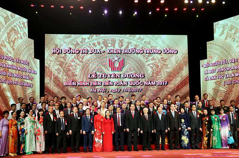 Các gương điển hình tiên tiến được tuyên dương trong buổi lễ chụp ảnh lưu nệm cùng lãnh đạo Đảng, Nhà nước, Quốc hội, Chính phủ, Mặt trận Tổ quốc Việt Nam