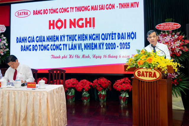 Đ/c Trương Văn Rón, Phó Bí thư Thường trực Đảng ủy TCT trình bày báo cáo kiểm điểm của Ban Chấp hành Đảng bộ Tổng Công ty